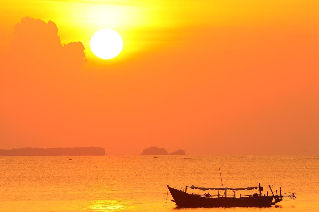 Hotel Lux Ngwesaung Bagian luar foto